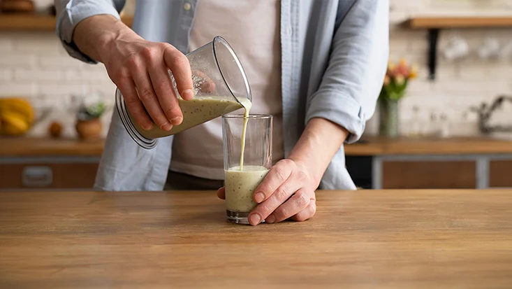 AIWA Hand Blender Kenkiri 1500 PLUS-serving a smoothie